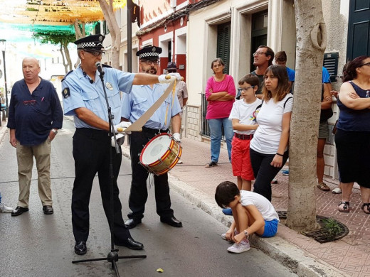 (Fotos) “Berenar” y salida del pregonero popular en Maó bajo la amenaza de lluvia