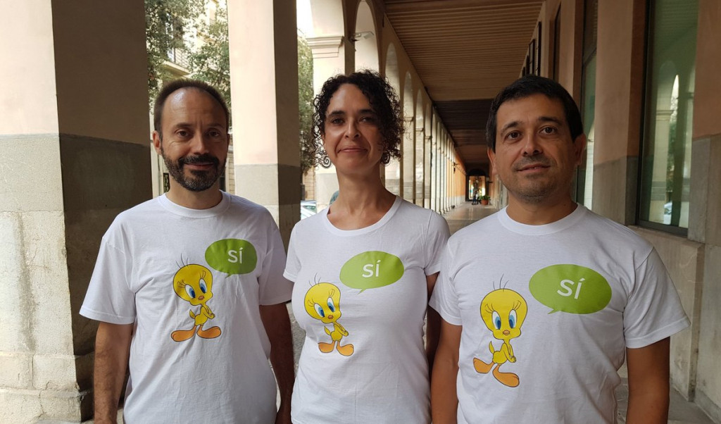 Los tres diputados, con las camisetas (Foto: Més per Menorca)