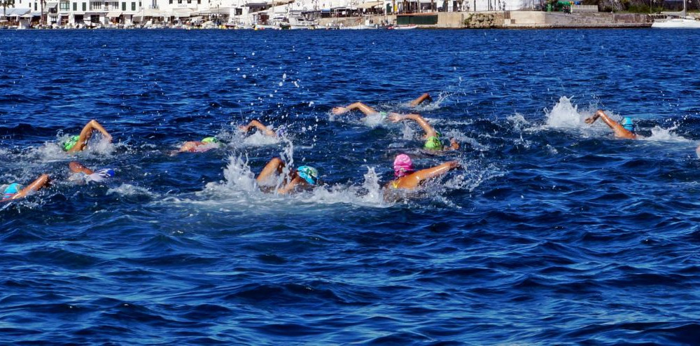 Los nadadores, en un momento de la prueba (Fotos: Ferrán Herrera)