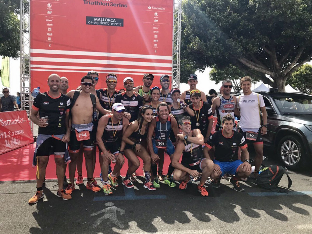 Foto de familia de la expedición del CN Jamma Triatló.