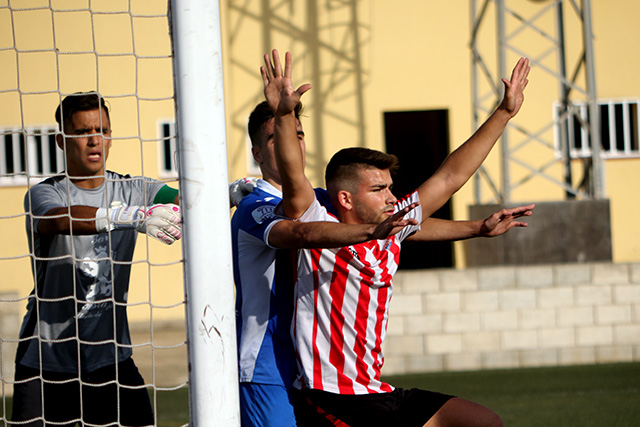 Huéscar, ante un defensa en un córner (Fotos: deportesmenorca.com)