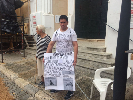 Heber Sejas, protestando en el centro de Maó (Foto: Tolo Mercadal)