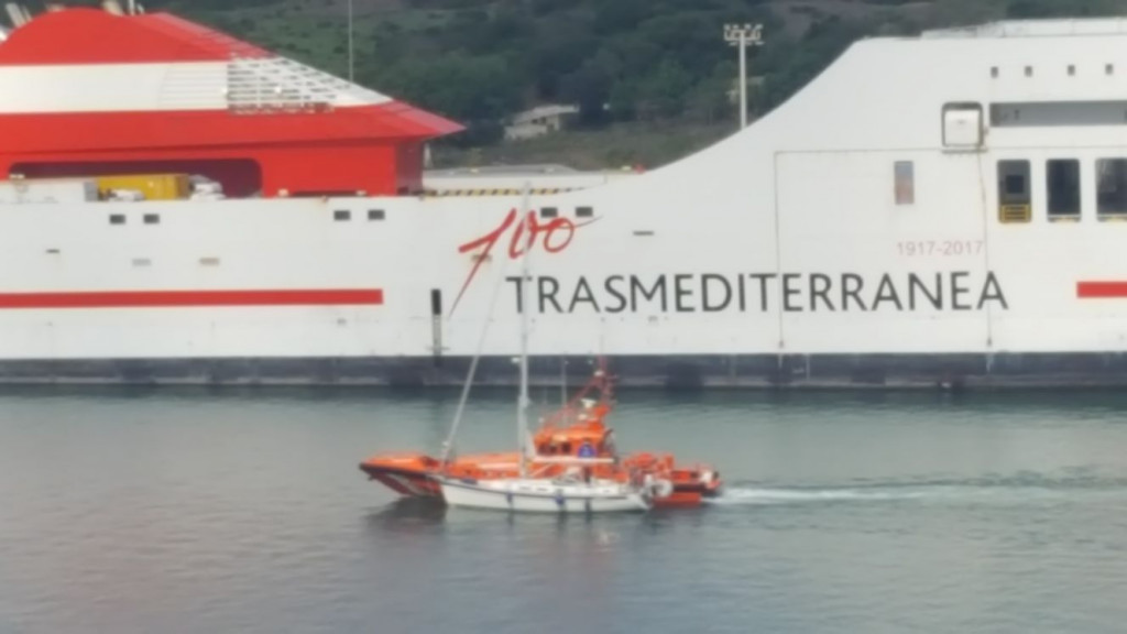 Momento del rescate del velero (Foto: Juan Valdelvira)