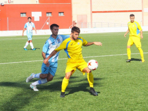 Izan controla ante un rival (Foto: futbolbalear.es)