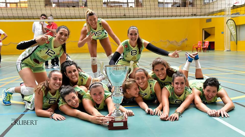 Las jugadoras, celebrando el Ciutat de Palma.