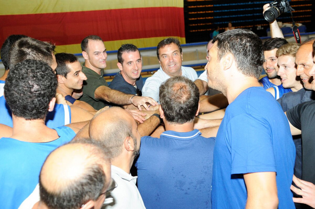 Piña de equipo y directivos en el primer entrenamiento.