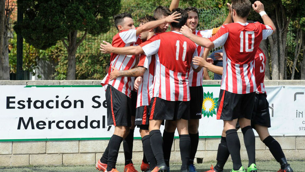 Piña tras el gol de Raúl Marqués (Fotos: Tolo Mercadal)