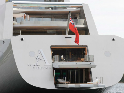 (Fotos y vídeo) El velero “A”, uno de los más lujosos del mundo, impresiona en el puerto de Maó