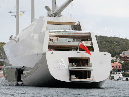 (Fotos y vídeo) El velero “A”, uno de los más lujosos del mundo, impresiona en el puerto de Maó