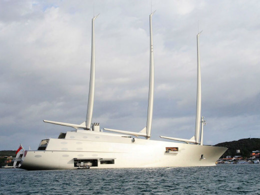 (Fotos y vídeo) El velero “A”, uno de los más lujosos del mundo, impresiona en el puerto de Maó