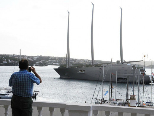 (Fotos y vídeo) El velero “A”, uno de los más lujosos del mundo, impresiona en el puerto de Maó