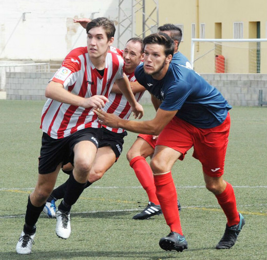 Biel y José Enrich persiguen un balón (Foto: futbolbalear.es)