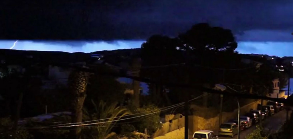 Un rayo en el cielo de Menorca (Foto y vídeo: Ferrán Herrera)