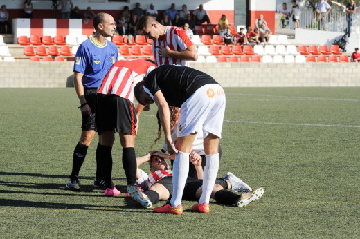 Elliot se lamenta tras recibir un golpe.