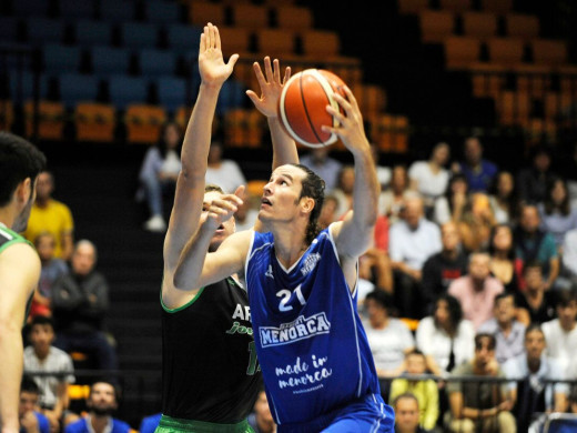 (Galería de fotos) Épico triunfo del Bàsquet Menorca ante el Arenys