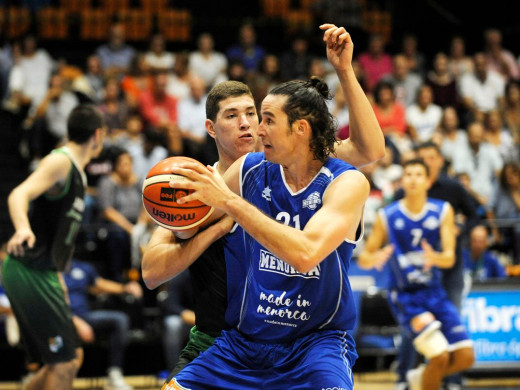 (Galería de fotos) Épico triunfo del Bàsquet Menorca ante el Arenys