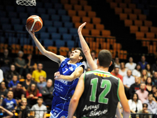 (Galería de fotos) Épico triunfo del Bàsquet Menorca ante el Arenys