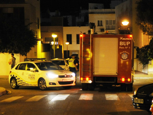 (Fotos) Un coche se incendia en Maó