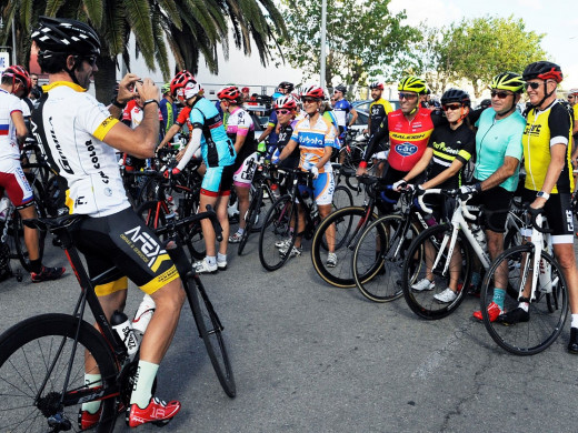 Ciclistas antes de la salida en una pasada edición (Foto: Tolo Mercadal)