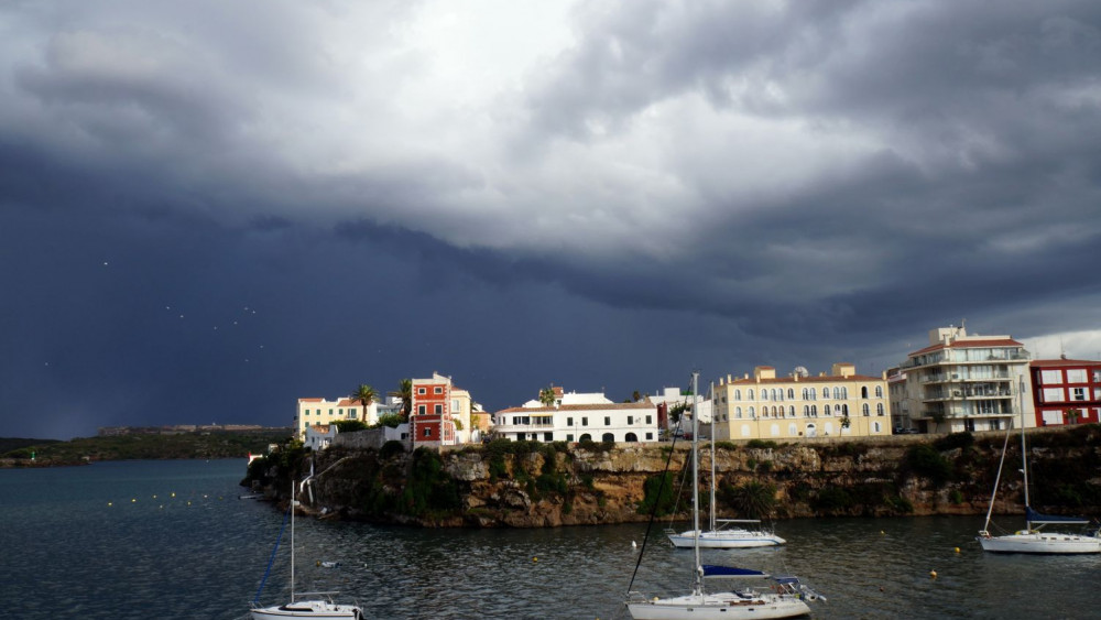 Cielo encapotado en Es Castell (Foto: Ferrán Herrera)