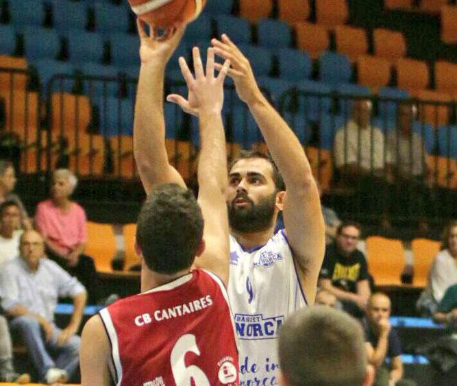 Tiro de Biel Torres ante la defensa del Tortosa (Fotos: Bàsquet Menorca)