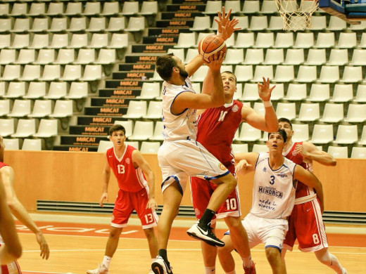 (Fotos) Un mal tercer cuarto castiga al Bàsquet Menorca