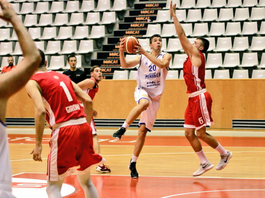 (Fotos) Un mal tercer cuarto castiga al Bàsquet Menorca