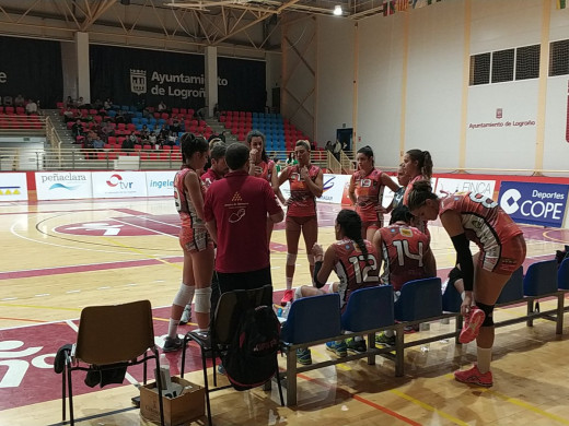 Tiempo muerto en un momento del partido (Foto: Voleibol Logroño)