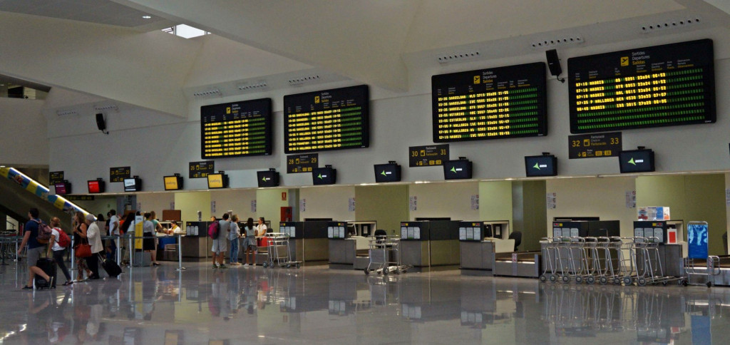 Terminal de salidas del aeropuerto (Foto: Ferrán Herrera)