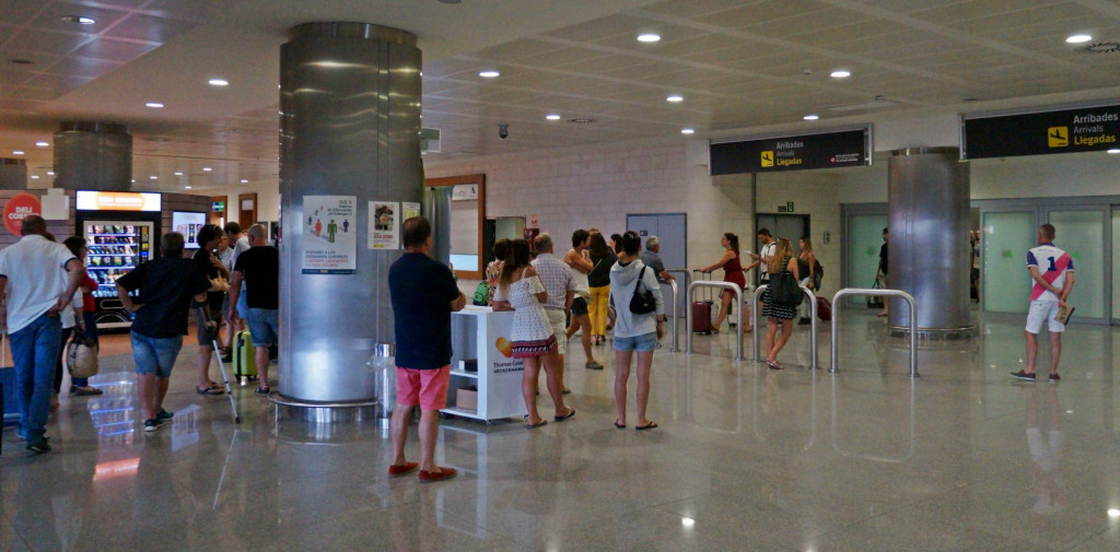 Gente esperando en la terminal de llegadas (Foto: Ferrán Herrera)