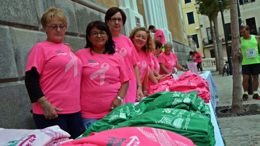 Camisetas rosas en una jornada solidaria (Fotos y vídeo: Ferrán Herrera)