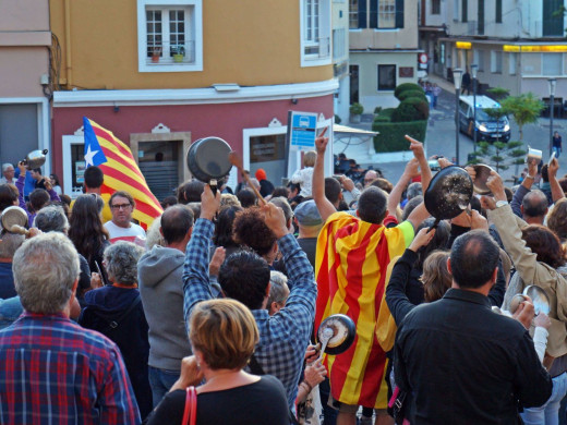 (Galería de imágenes) Así fue la protesta en Maó “contra la represión” en Catalunya