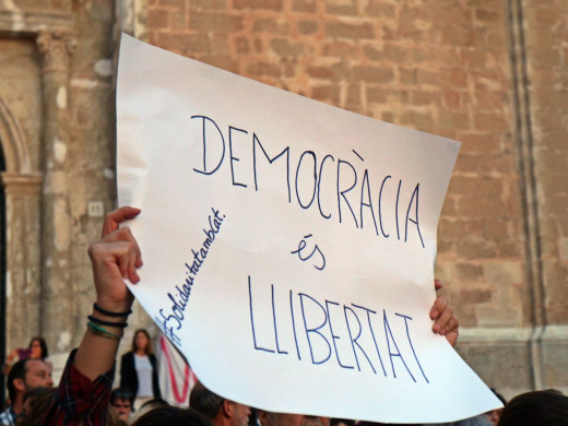 (Galería de imágenes) Así fue la protesta en Maó “contra la represión” en Catalunya