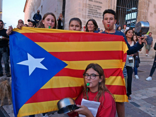 (Galería de imágenes) Así fue la protesta en Maó “contra la represión” en Catalunya