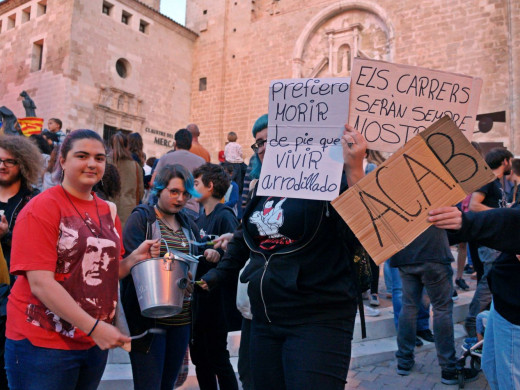 (Galería de imágenes) Así fue la protesta en Maó “contra la represión” en Catalunya