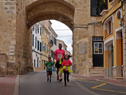 (Galería de fotos y vídeo) A la carrera contra el cáncer en Maó