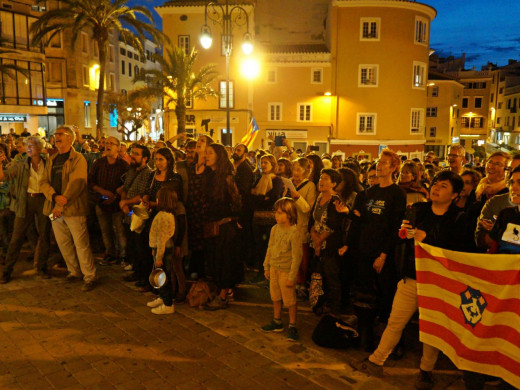 (Galería de imágenes) Así fue la protesta en Maó “contra la represión” en Catalunya