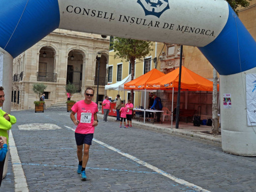 (Galería de fotos y vídeo) A la carrera contra el cáncer en Maó