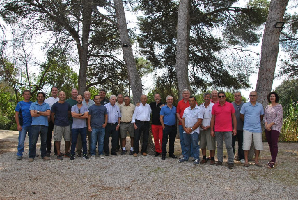 Foto de familia de los participantes en el acto.