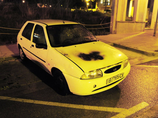 (Fotos) Un coche se incendia en Maó