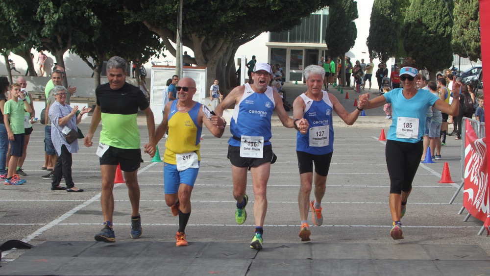 Entrada en meta de varios atletas (Fotos: deportesmenorca.com)