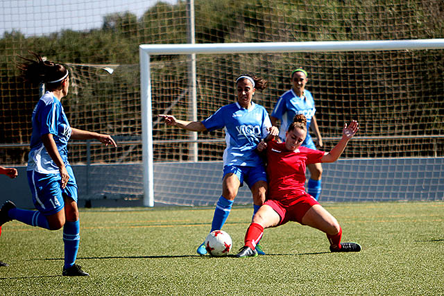 Imagen de la disputa de un balón (Fotos: deportesmenorca.com)