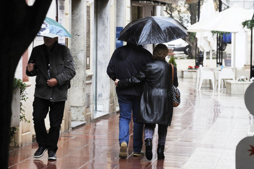 Gente con paraguas en el centro de Maó.