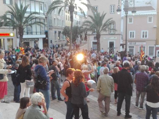 (Galería de fotos y vídeo) Centenares de personas se concentran en Maó para protestar contra la “represión” en Catalunya