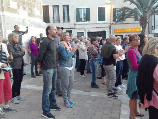 (Galería de fotos y vídeo) Centenares de personas se concentran en Maó para protestar contra la “represión” en Catalunya