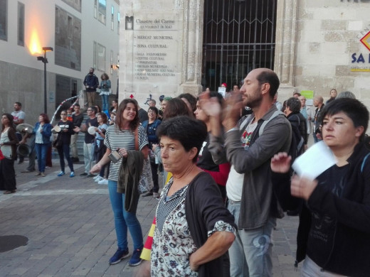 (Galería de fotos y vídeo) Centenares de personas se concentran en Maó para protestar contra la “represión” en Catalunya