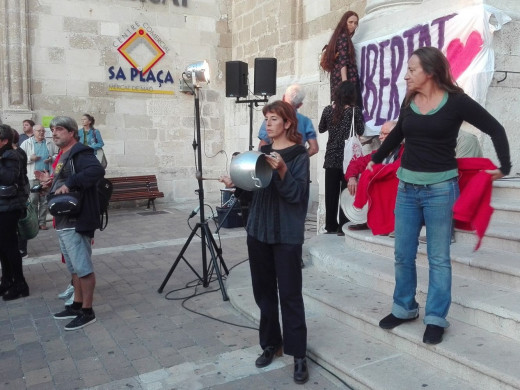 (Galería de fotos y vídeo) Centenares de personas se concentran en Maó para protestar contra la “represión” en Catalunya