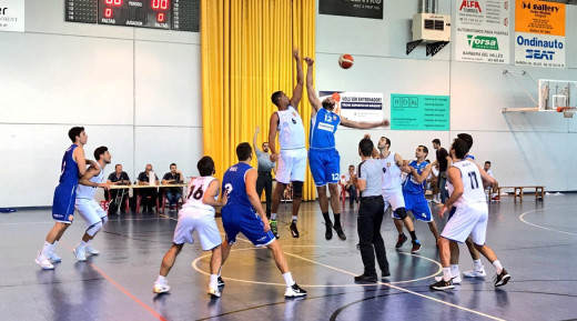 Jan Orfila, en el salto inicial ante el Barberà (Foto: Bàsquet Menorca)