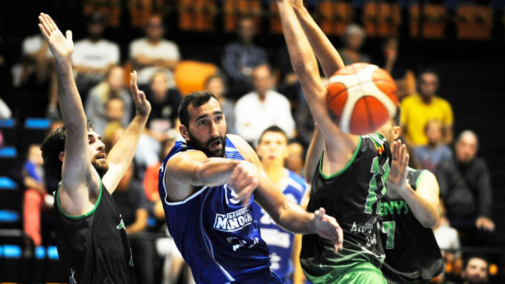 Jan Orfila pasa la bola en un momento del partido (Fotos: Tolo Mercadal)