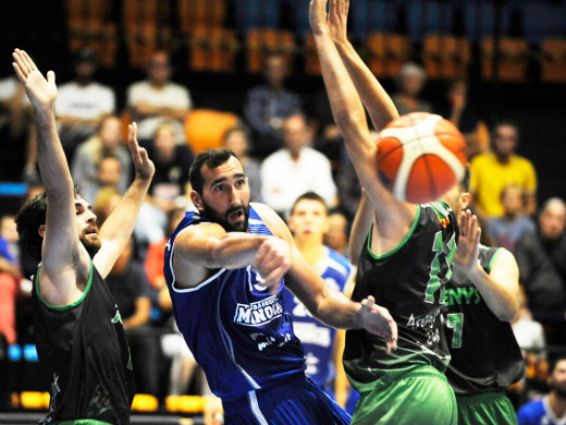 (Galería de fotos) Épico triunfo del Bàsquet Menorca ante el Arenys